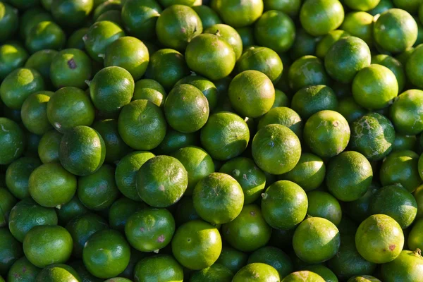 Frische Limettenfrüchte auf dem Markt — Stockfoto
