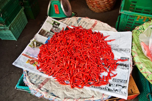 Chili frais est offert dans le marché aux fleurs à Chinatown en bang — Photo