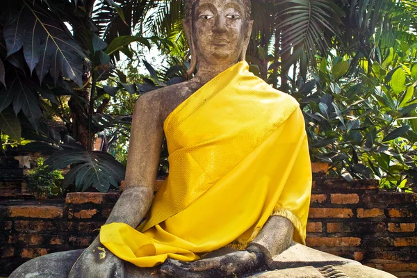 在与著名佛像 ajutthaya 修道院扫管笏 na phramane — 图库照片