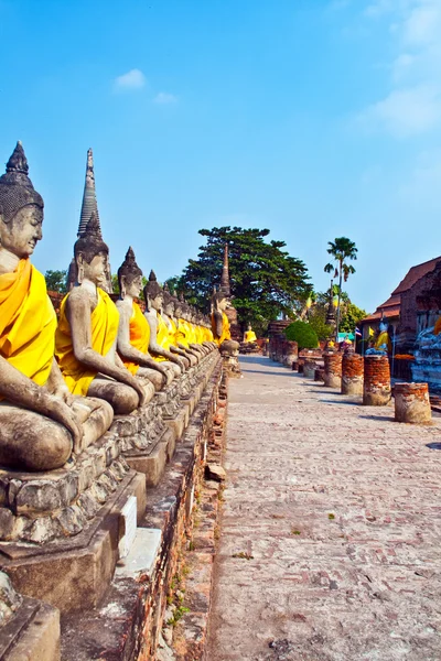 Vacker staty av buddhas i templet wat yai chai mongkol — Stockfoto