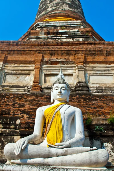 Hermosa estatua de Budas en el templo Wat Yai Chai Mongkol — Foto de Stock