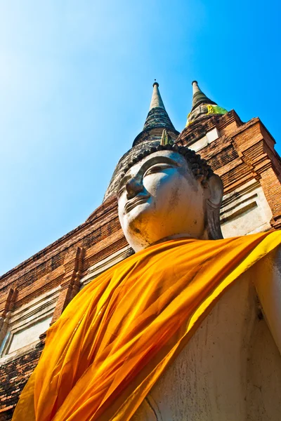 Güzel Buda heykeli Tapınağı wat yai chai mongkol içinde — Stok fotoğraf