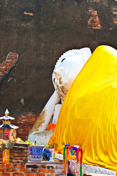 横になっている仏の寺院ワット ・ ヤイ チャイ旺の黄色のスカーフに身を包んだ — ストック写真