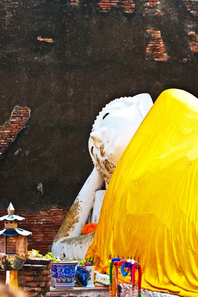 Ψέματα Βούδα ντυμένος με κίτρινο μαντίλι στο ναό wat yai chai-mong — Φωτογραφία Αρχείου