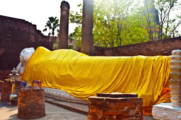 Ležící buddha na sobě Žlutý šátek v chrámu wat yai chai-mong — Stock fotografie