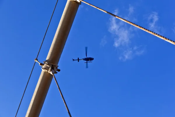 Vrtulník přelet Brooklynský most v new Yorku — Stock fotografie