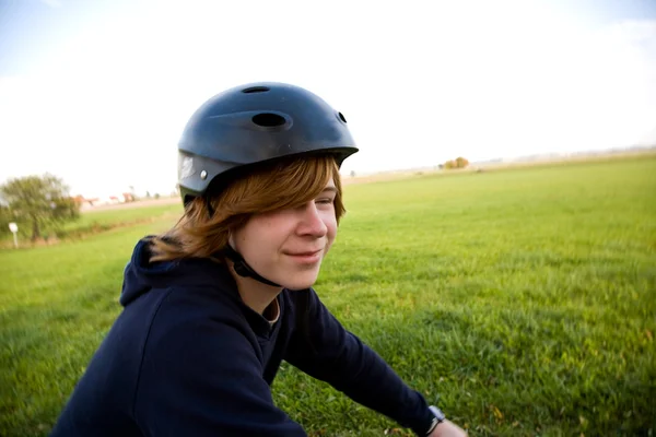 Мальчик с горным велосипедом в туре — стоковое фото
