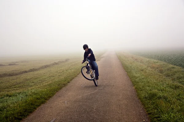 Niño con bicicleta de montaña de gira —  Fotos de Stock