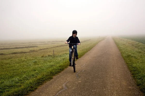 Молодий хлопчик з гірським велосипедом на гастролях — стокове фото