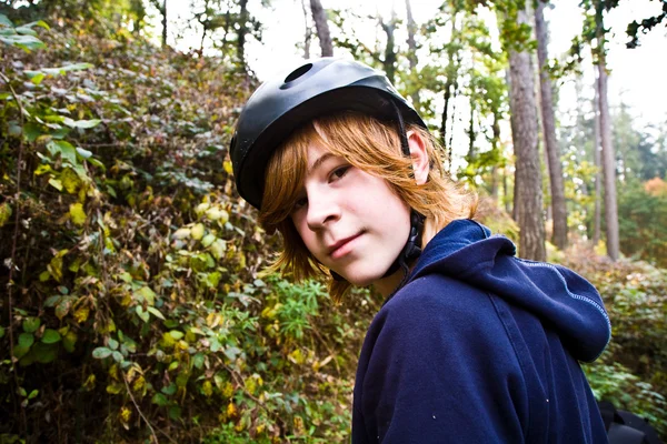 Menino em turnê com a bicicleta, sendo feliz e auto-confiante — Fotografia de Stock