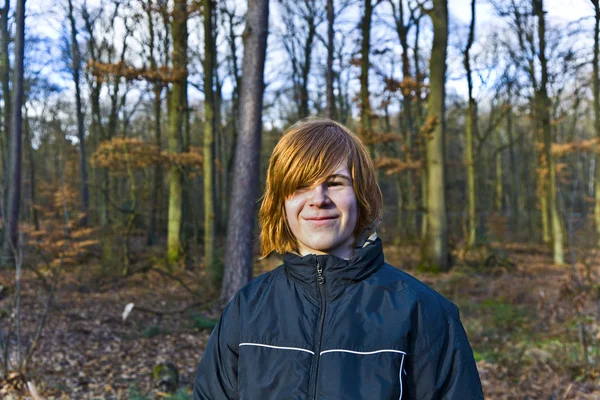 Garotinho sorridente na floresta — Fotografia de Stock