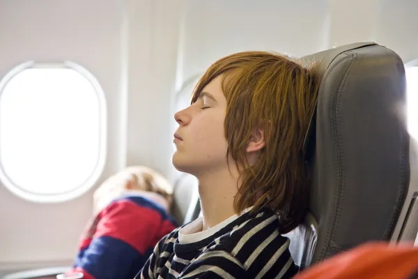 睡在飞机的男孩 — 图库照片