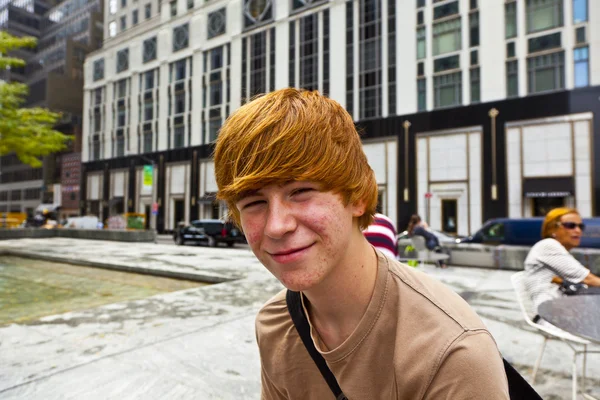Gelukkige jongen in puberteit met sommige augurken in het gezicht — Stockfoto