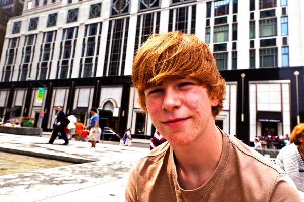 Gelukkige jongen in puberteit met sommige augurken in het gezicht — Stockfoto