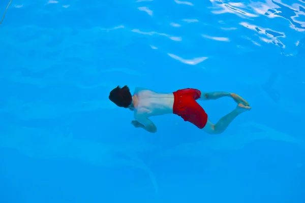 Garçon plongeant dans la piscine — Photo