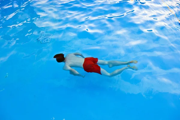 プールでの少年ダイビング — ストック写真
