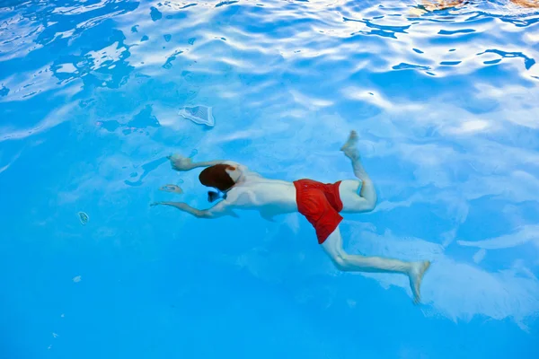 Chico buceando en la piscina — Foto de Stock