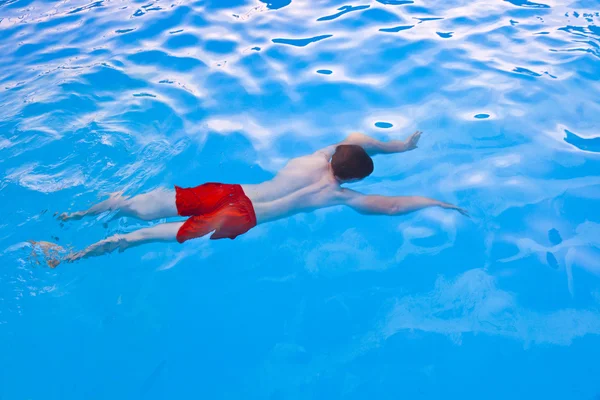 Boy diving in the pool — Stock Photo, Image