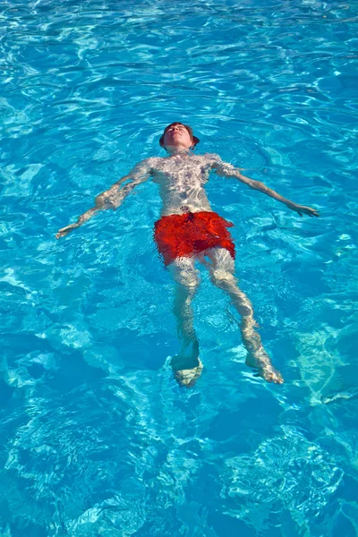 Дитина розважається в басейні — стокове фото