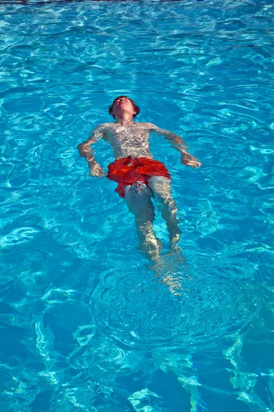 Το παιδί διασκεδάζει στην πισίνα. — Φωτογραφία Αρχείου