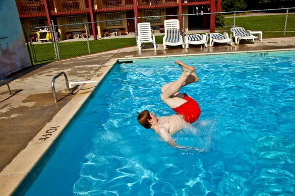 Niño se divierte en la piscina —  Fotos de Stock