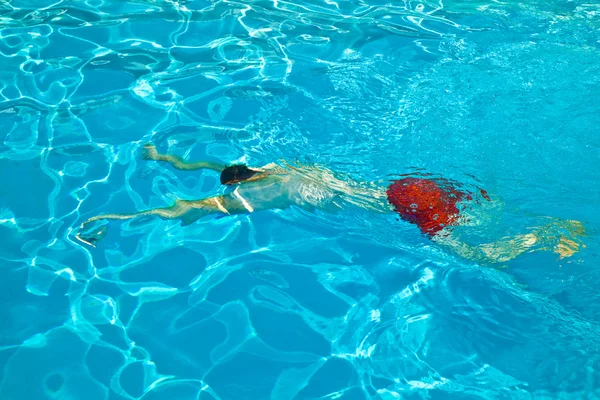 Ребенок веселится в бассейне — стоковое фото