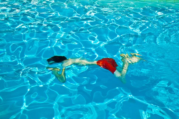 A gyerek jól érzi magát a medencében. — Stock Fotó