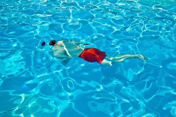 아이 가 수영장에서 재밌게 놀고 있어요 — 스톡 사진