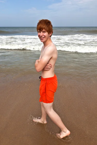 Chico se divierte en la playa tormentosa — Foto de Stock