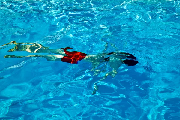 Barnet har roligt i poolen — Stockfoto