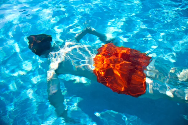 Dítě je potápění v bazénu — Stock fotografie