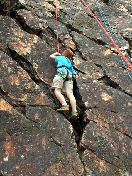 Boy climbing on rope — Stock Photo, Image