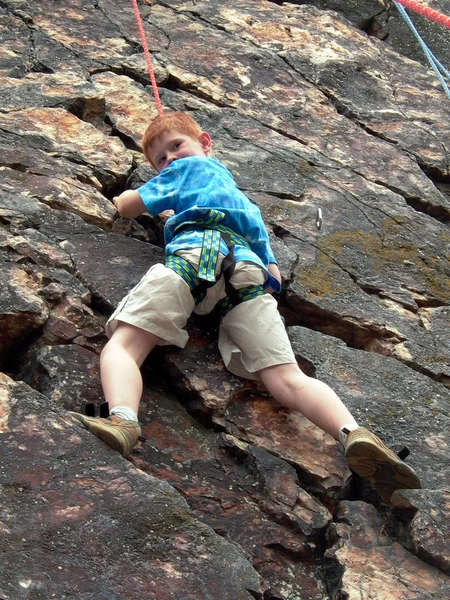 로프에 등산 하는 소년 — 스톡 사진