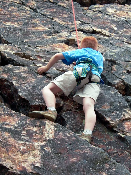 Boy climbing on rope — Stock Photo, Image