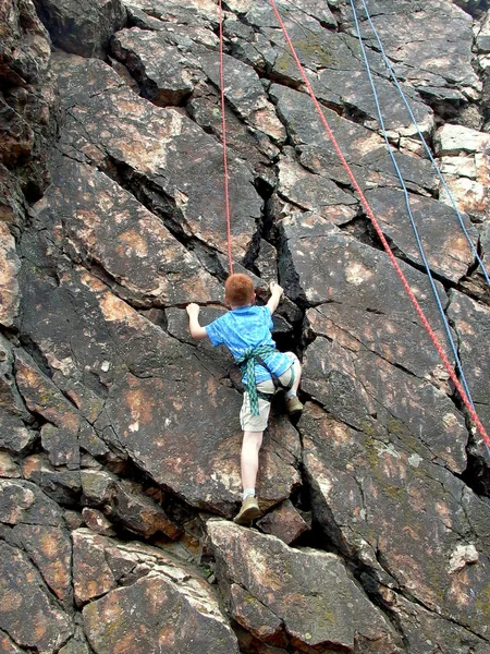 Junge klettert auf Seil — Stockfoto
