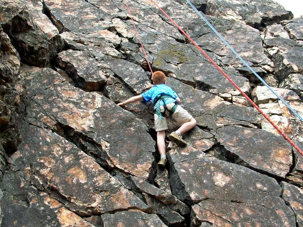 Rapaz a subir na corda — Fotografia de Stock