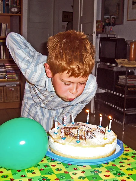 彼の誕生日の蝋燭を吹く少年 — ストック写真
