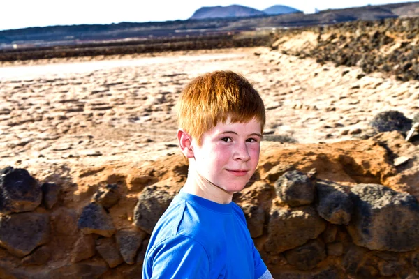 Мальчик в салинах де Янубио — стоковое фото