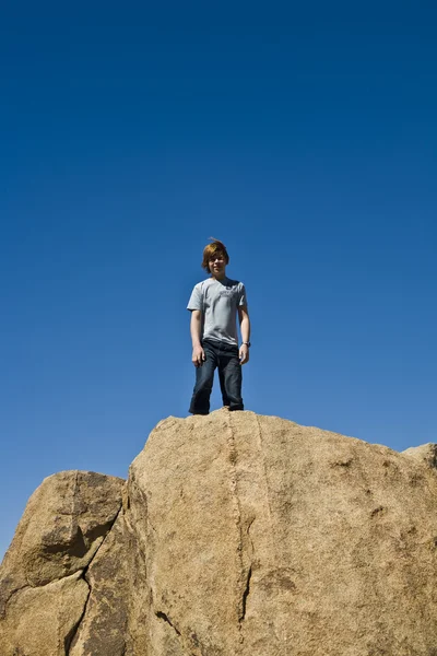 Çocuk bir kayaya yoshua tree national Park — Stok fotoğraf