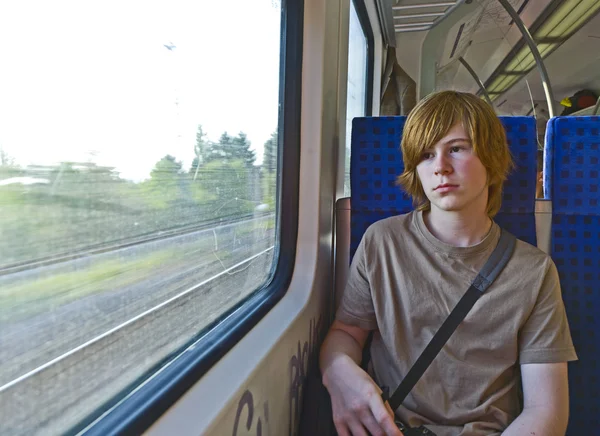 Мальчик в ожидании поезда на станции — стоковое фото
