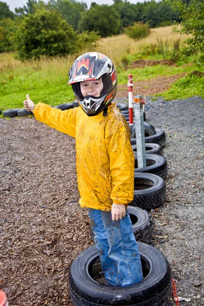Niño feliz con casco en el sendero del kart — Foto de Stock