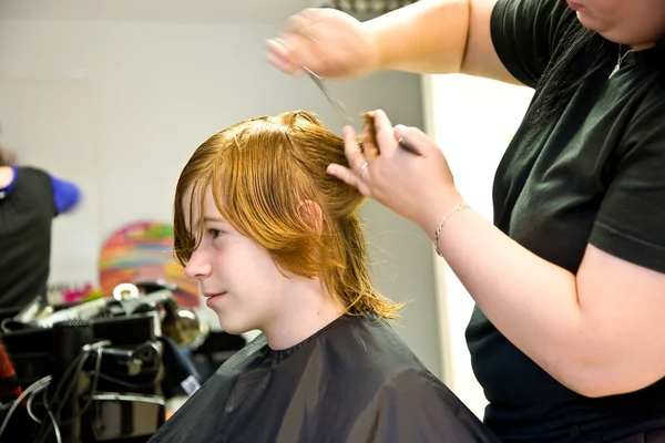 Garçon avec de longs cheveux roux chez le coiffeur — Photo