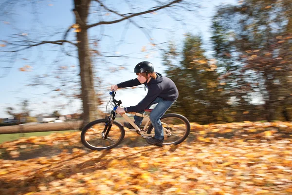 Jovem está montando com o dirtbike e correndo no landscap — Fotografia de Stock