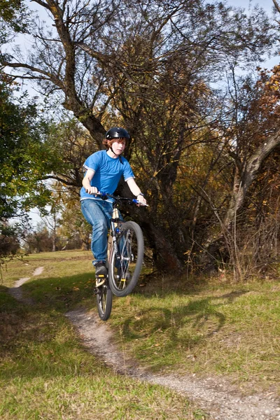 Young boy is riding with the dirtbike and racing in the landscap — Stock Photo, Image