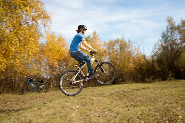 Jovem está montando com o dirtbike e correndo no landscap — Fotografia de Stock
