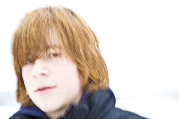 Chlapec v zimě se pohybuje hlavou dává surrealistický výraz odpo — Stock fotografie