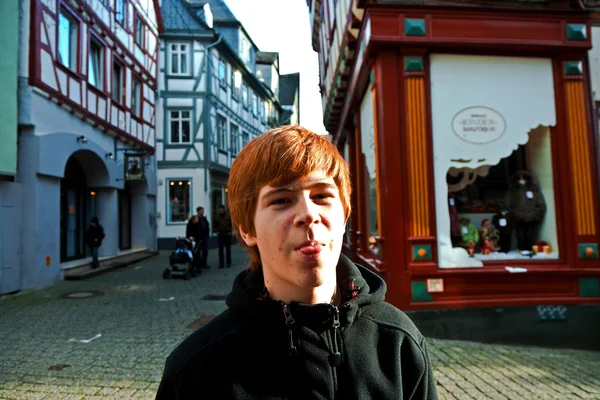 Cute boy likes to visit the old city — Stock Photo, Image