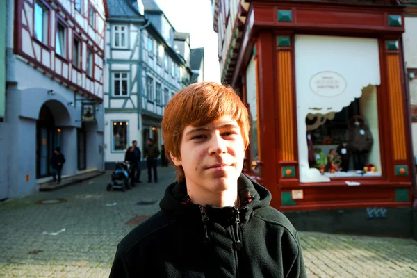 Rapaz bonito gosta de visitar a cidade velha — Fotografia de Stock