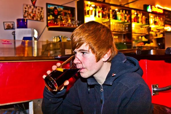 Joven chico está bebiendo — Foto de Stock