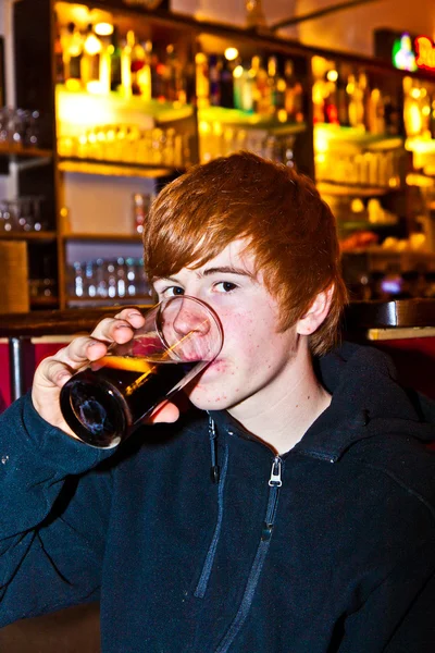 Le jeune garçon boit — Photo